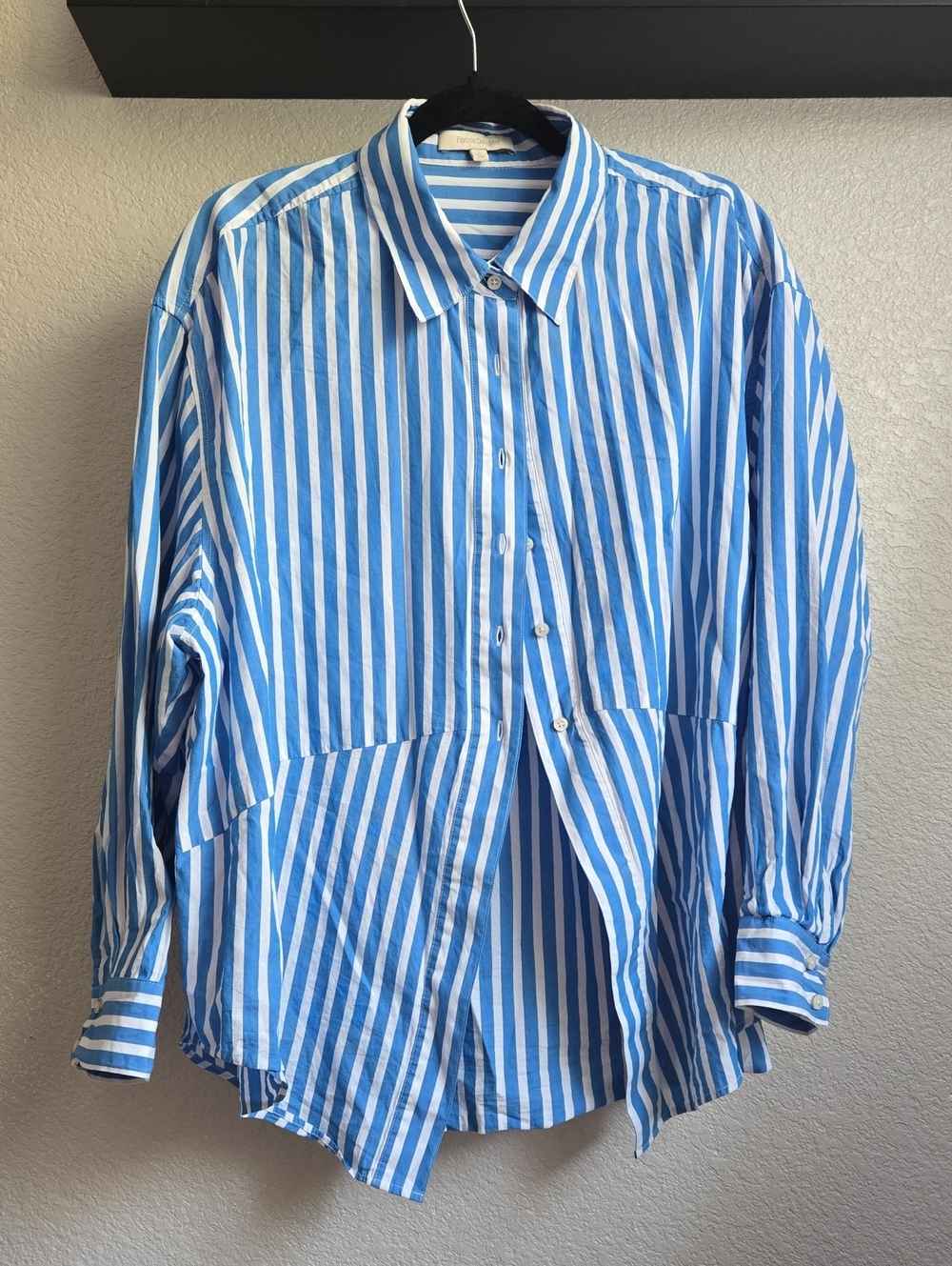 FAVORITE DAUGHTER Blue and White Striped Womenโs Button-Up Shirt